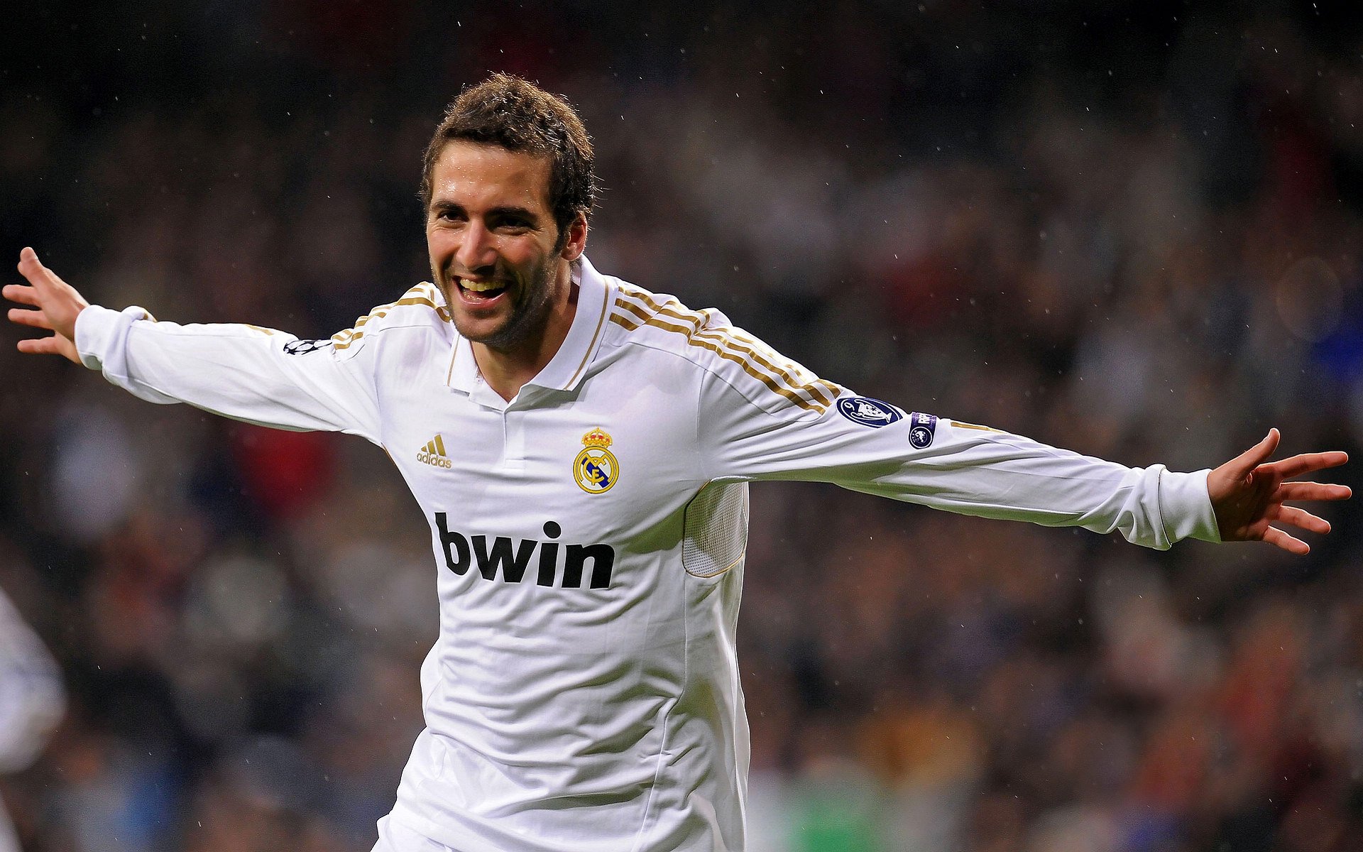 体育mk-曼联有钱了:预计收入8000万欧,补强后腰,中场悍将三选一!,曼联身价2021